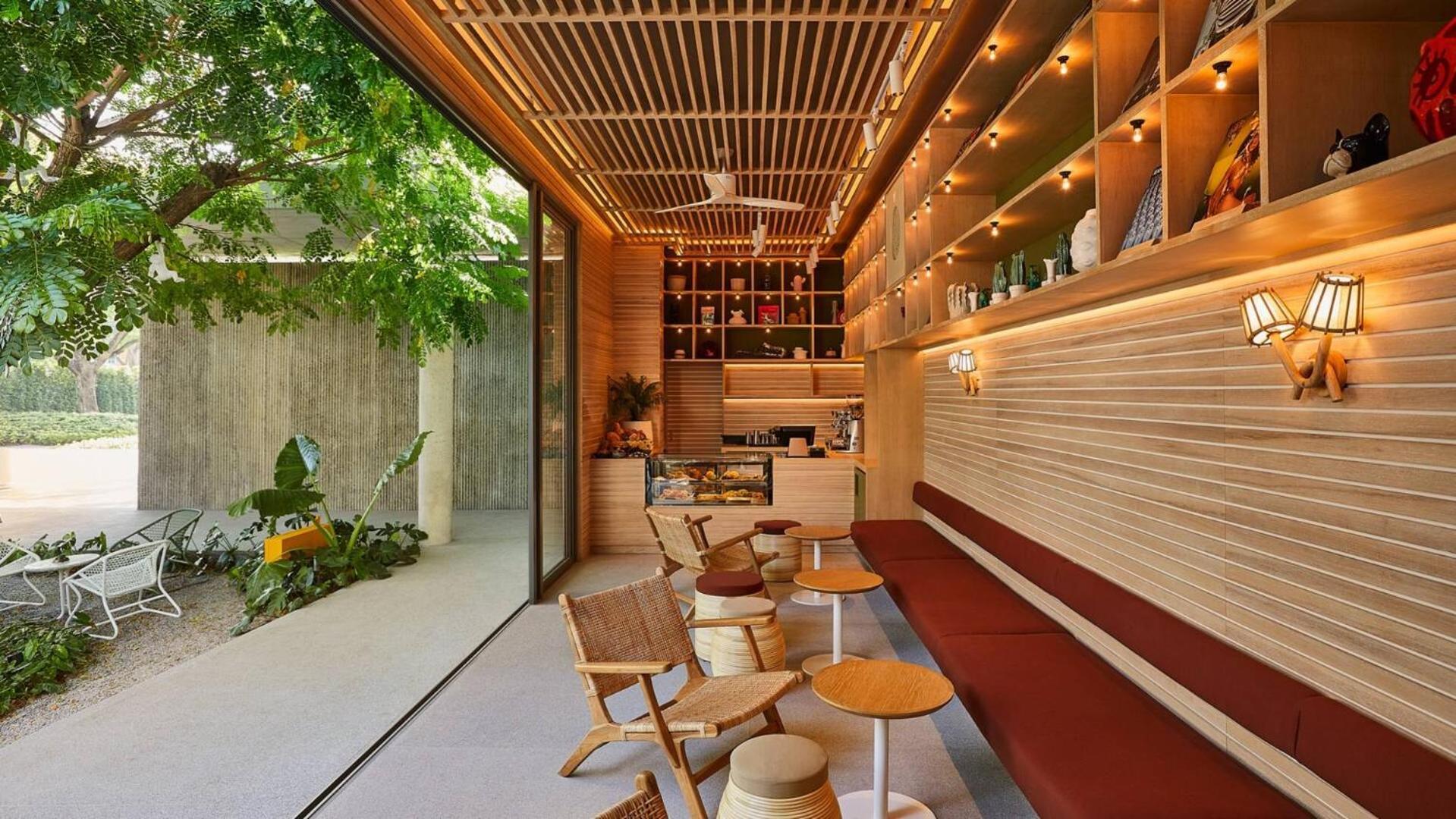 Hotel The Standard, HHQ Zewnętrze zdjęcie The interior of the first Starbucks Reserve store in Seattle, Washington